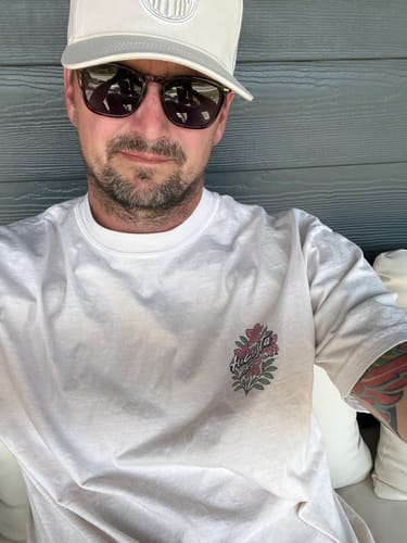 Customer wearing the white Birdies & Beers T-Shirt, showing its relaxed, boxy fit.