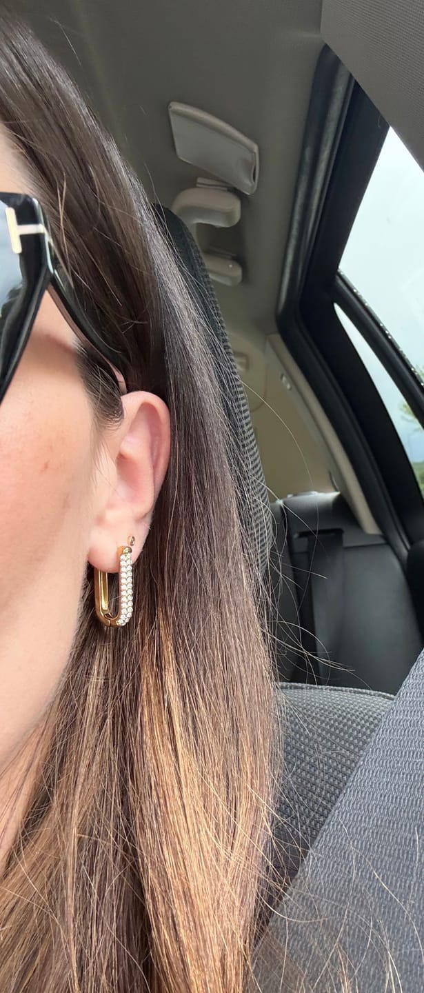 Customer photo review of Pave Square Edelstahl Huggie Ohrringe 2.0