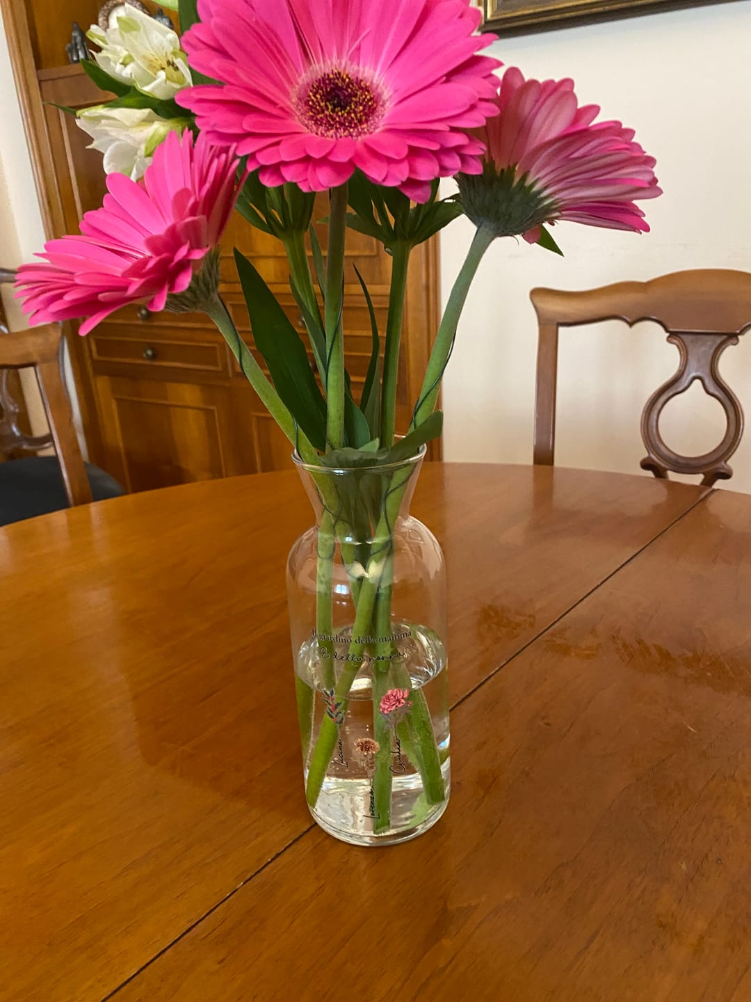 Customer photo review of Il giardino della mamma – Vaso in vetro personalizzato con nome e fiori per mamma e nonna