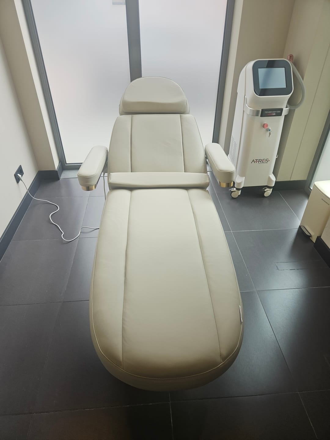 Customer photo review of Manufakturo Étoile Electric Lash Beauty Bed - 3 Motors Stone Taupe