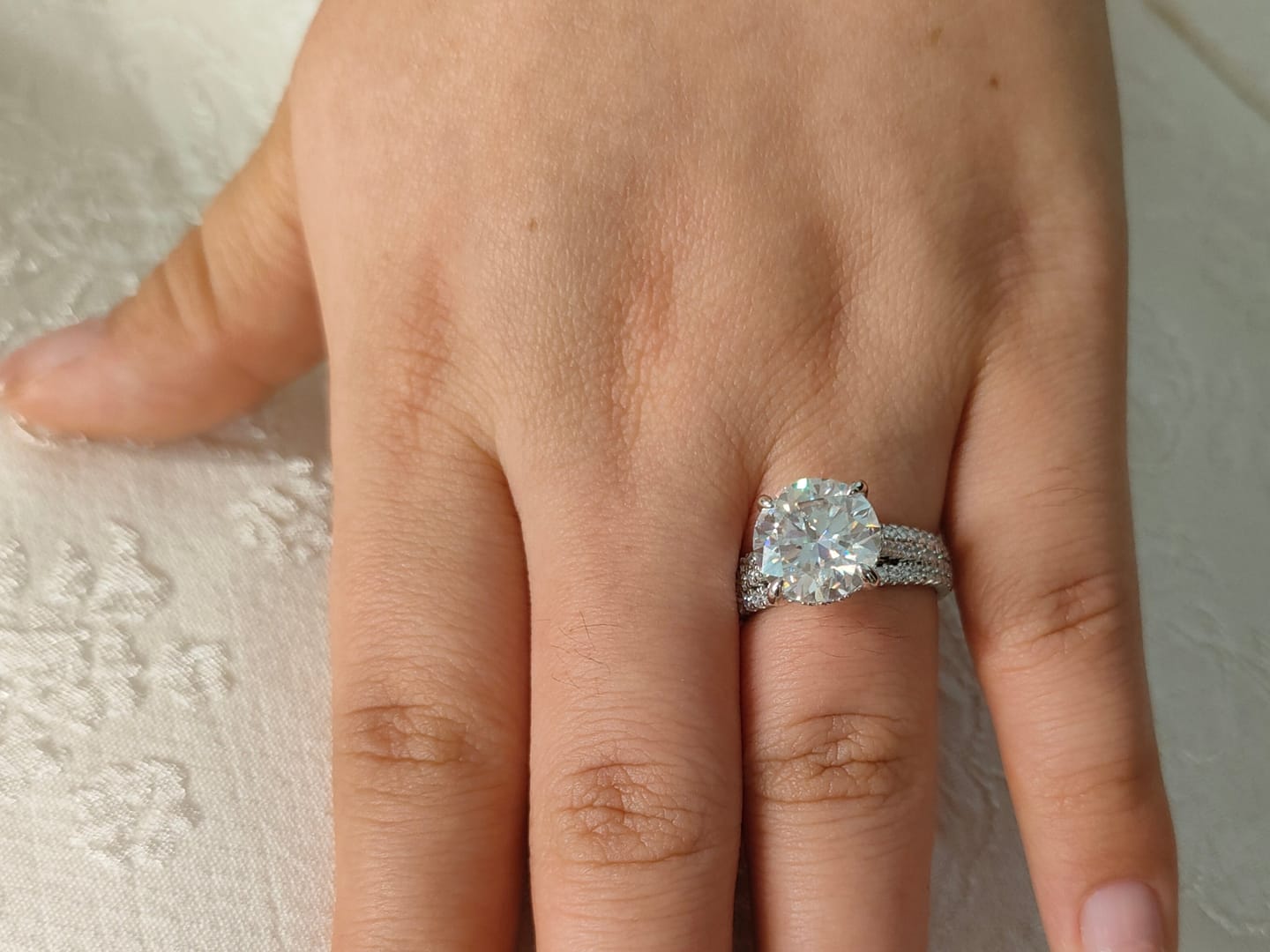 Customer photo review of S925 Moissanite 4.0 Carat Round Cut White Gold Engagement Ring Travel Ring For Women