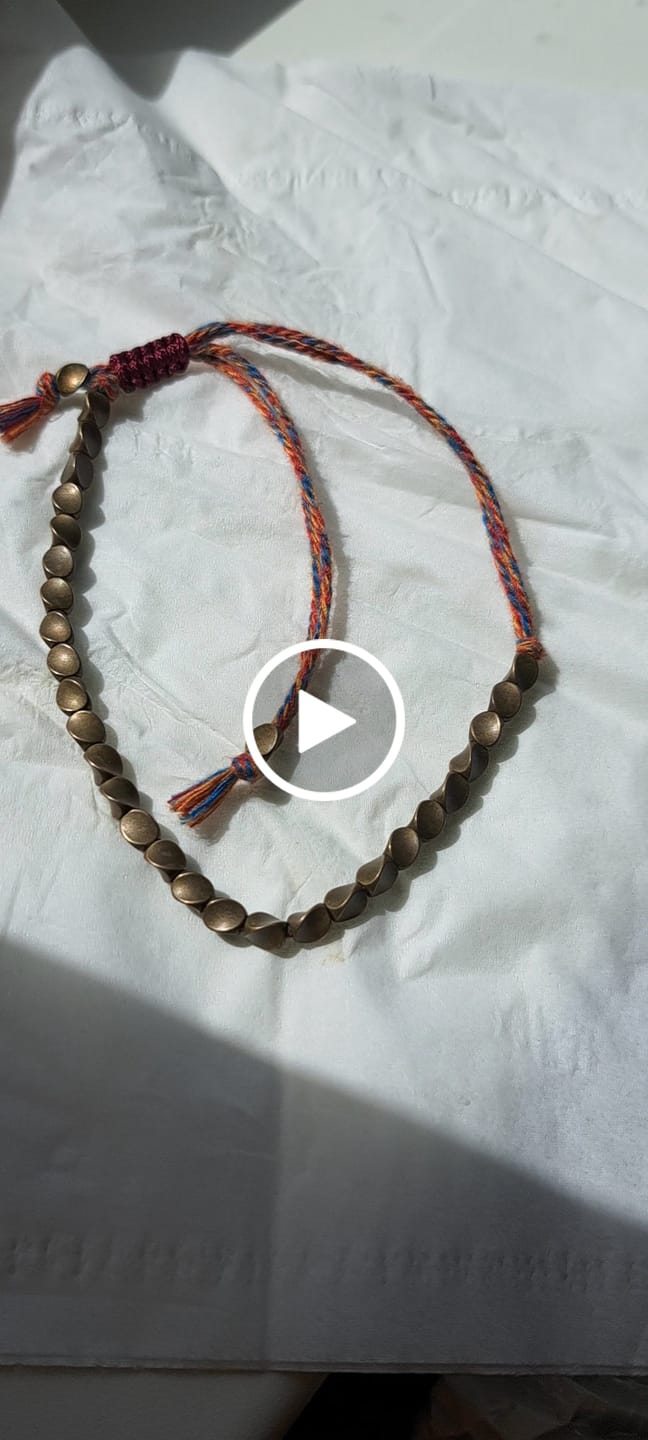 Customer video review of Bracelet Tibétain en Perles de Cuivre