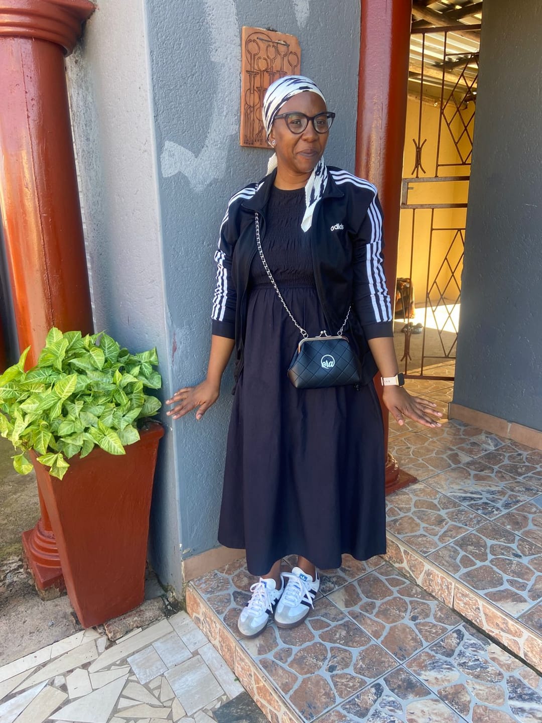 Customer photo review of ERA Mini Kisslock Chain Bag – Black