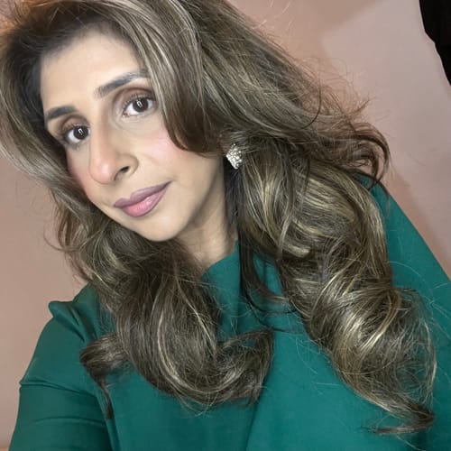 Reviewer with long, wavy hair wearing the Stranded 16" One Piece Flicky Clip-in Hair Extension.