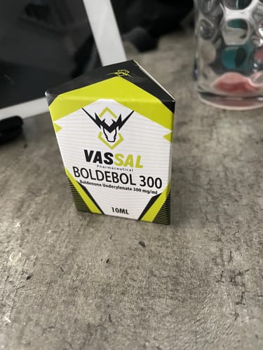 Cliente muestra la caja de su producto Boldebol 300 sobre una mesa.