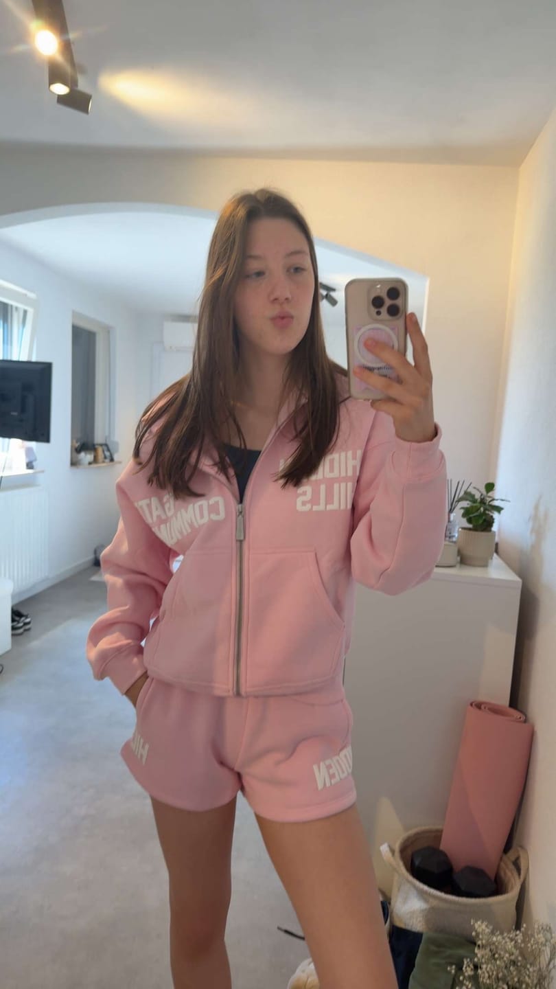 Customer photo review of GATED COMMUNITY SHORTS LIGHT PINK