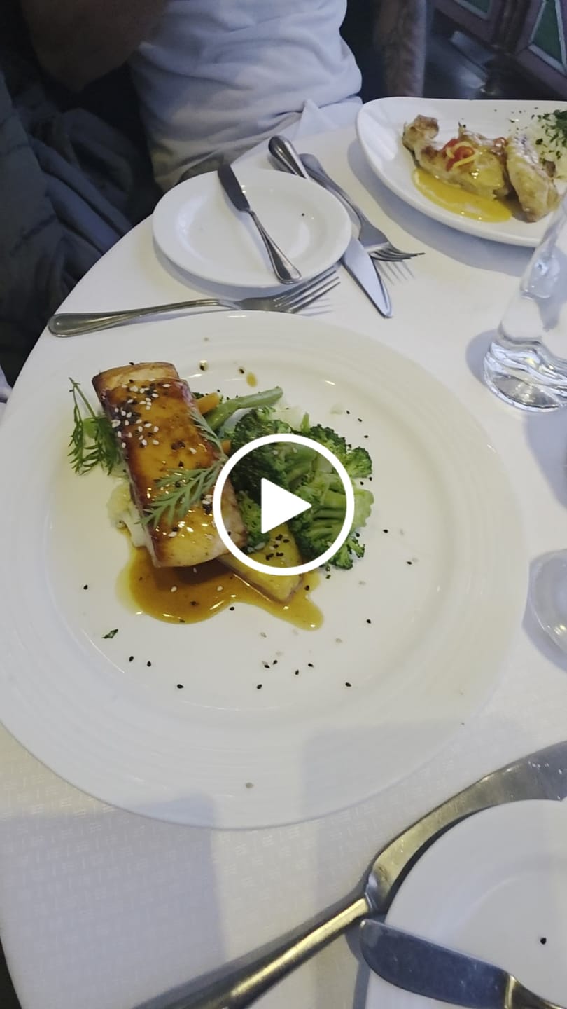 Customer video review of Menú Golden