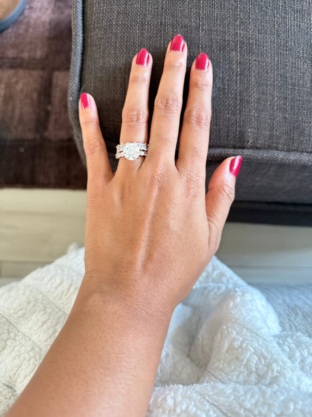 Customer photo review of S925 Moissanite 2.0~4.0 Carat Round Cut Engagement Ring For Everyday Wear