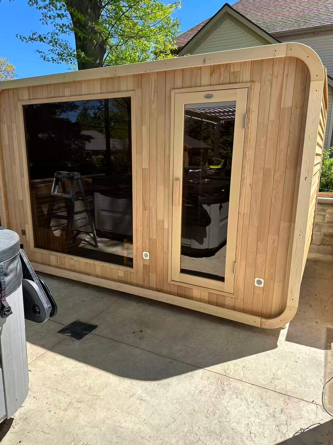 Customer photo review of Smartmak 6-8 Person Outdoor Traditional Sauna with Panoramic Glass and Integrated Lounge/Changing Area - Square 3