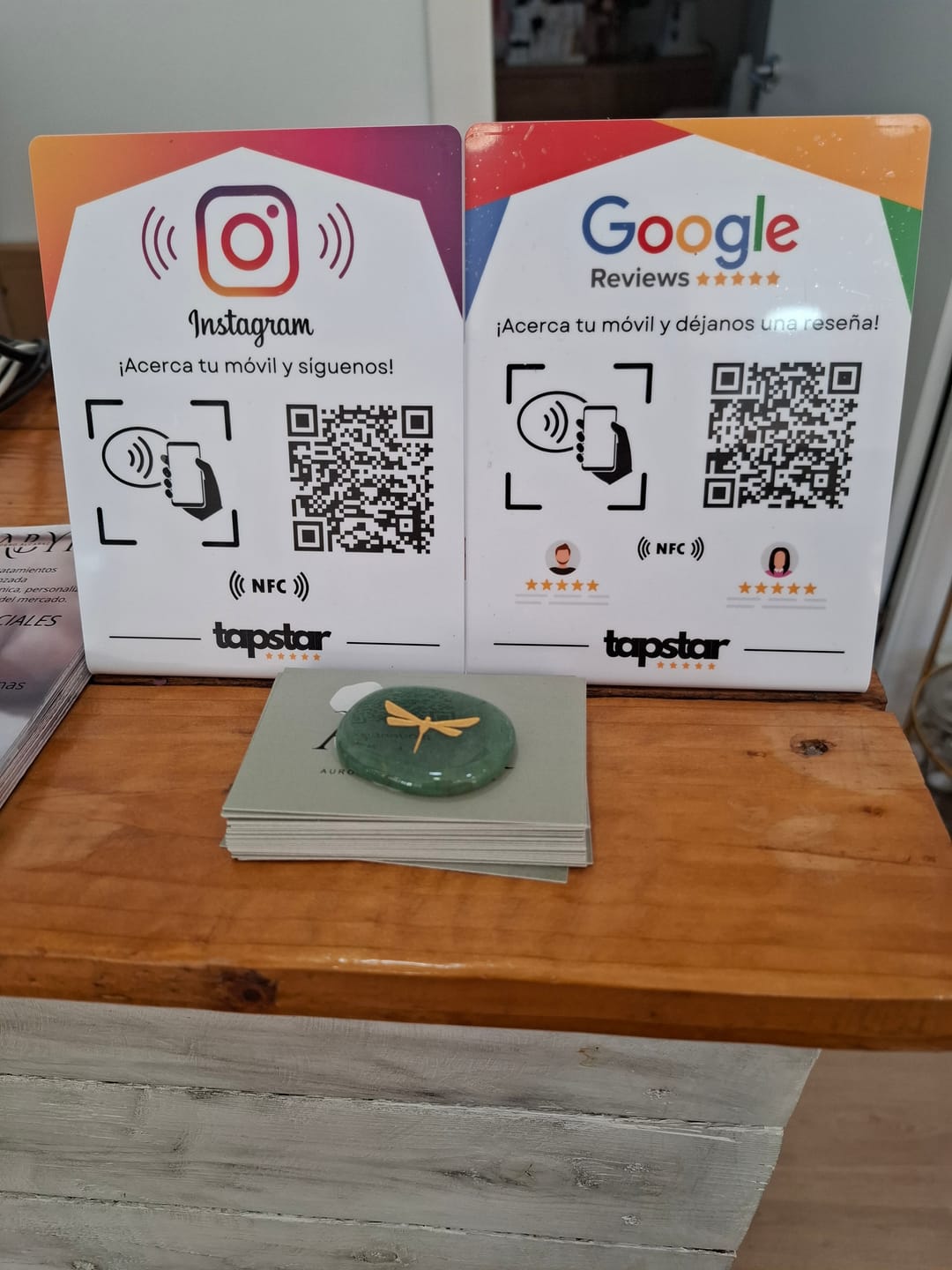 Customer photo review of Expositor Reseñas Google NFC y QR
