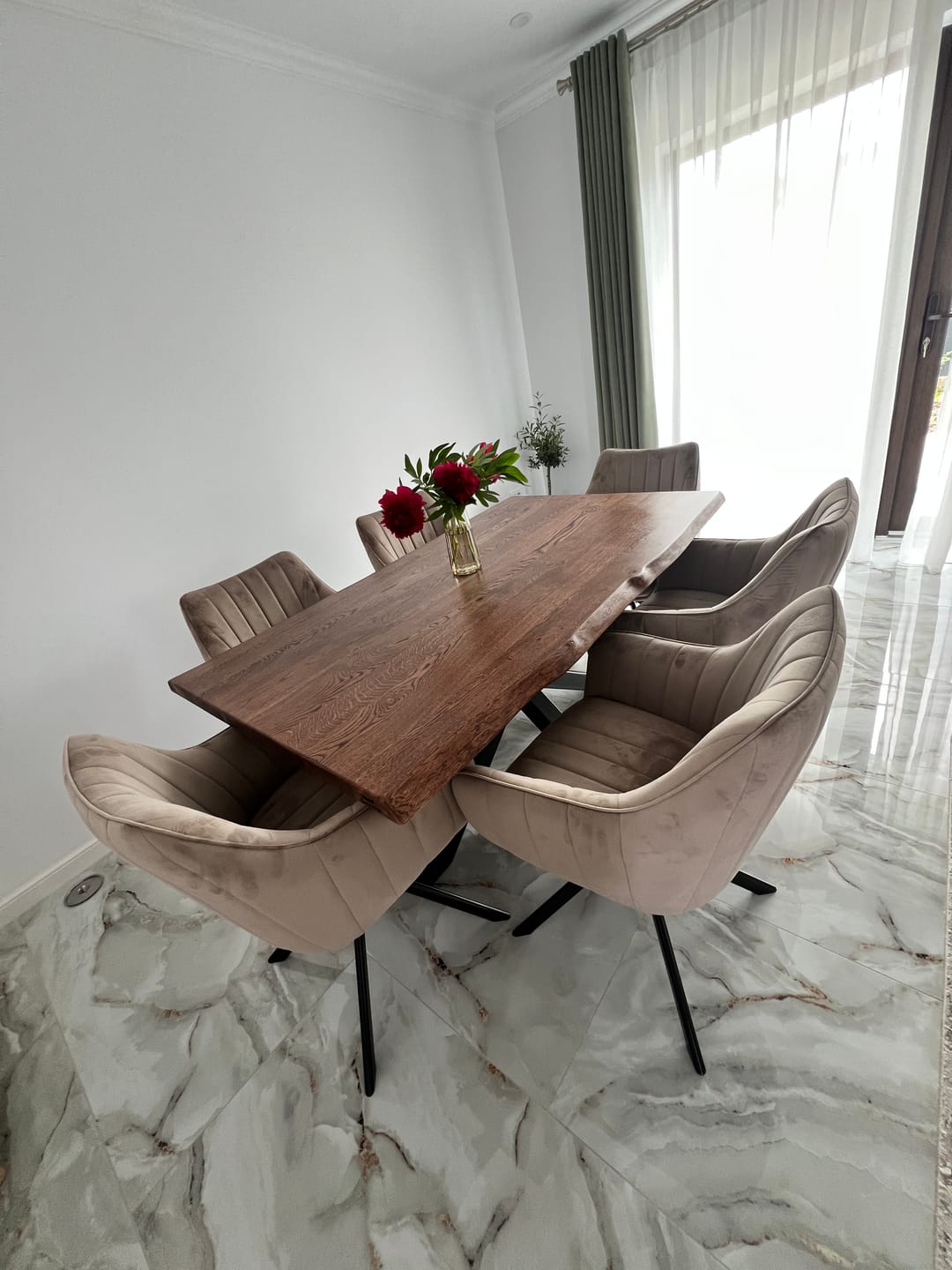 Customer photo review of Scaun living rotativ AZALIA, bej inchis/negru, stofa catifelata/metal, 61x44x86 cm