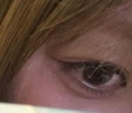 クローズアップ：Bean Kristin - ショートブラウンを装着したレビュアーの目元。