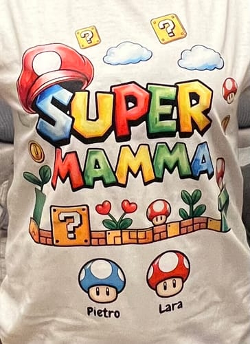 Nahaufnahme des personalisierten „Super Mamma“-T-Shirts eines Kunden mit den Namen Pietro und Lara im Videospiel-Design.