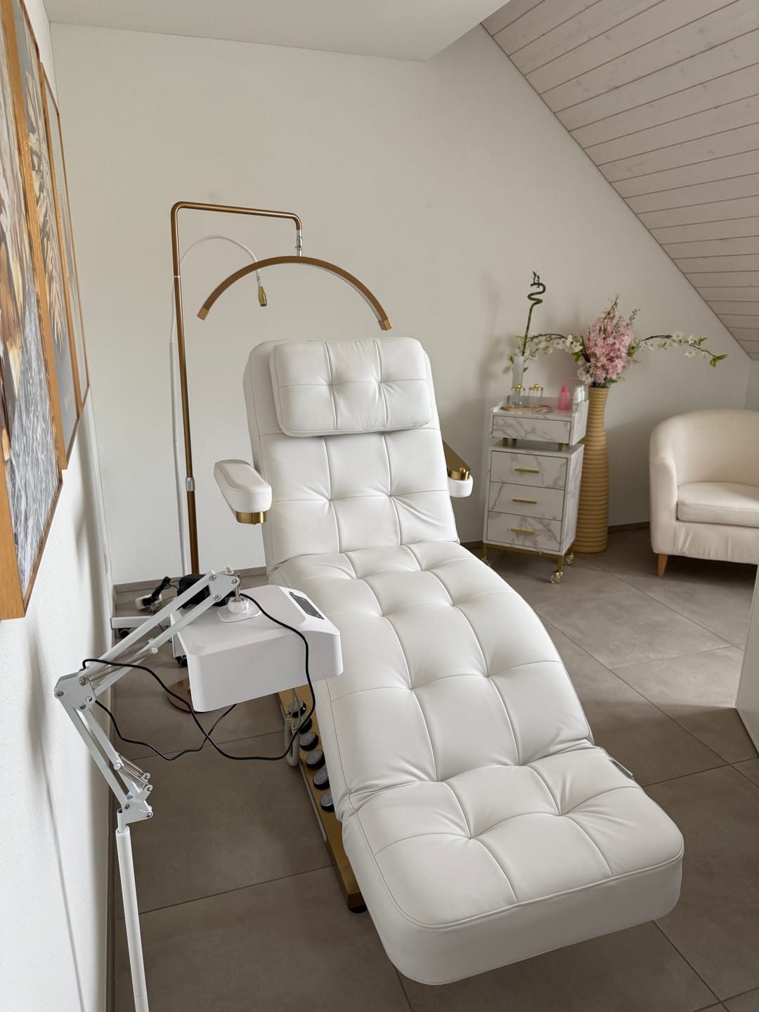 Customer photo review of Manufakturo Saphir version B Electric Salon Bed with Dual Controls White