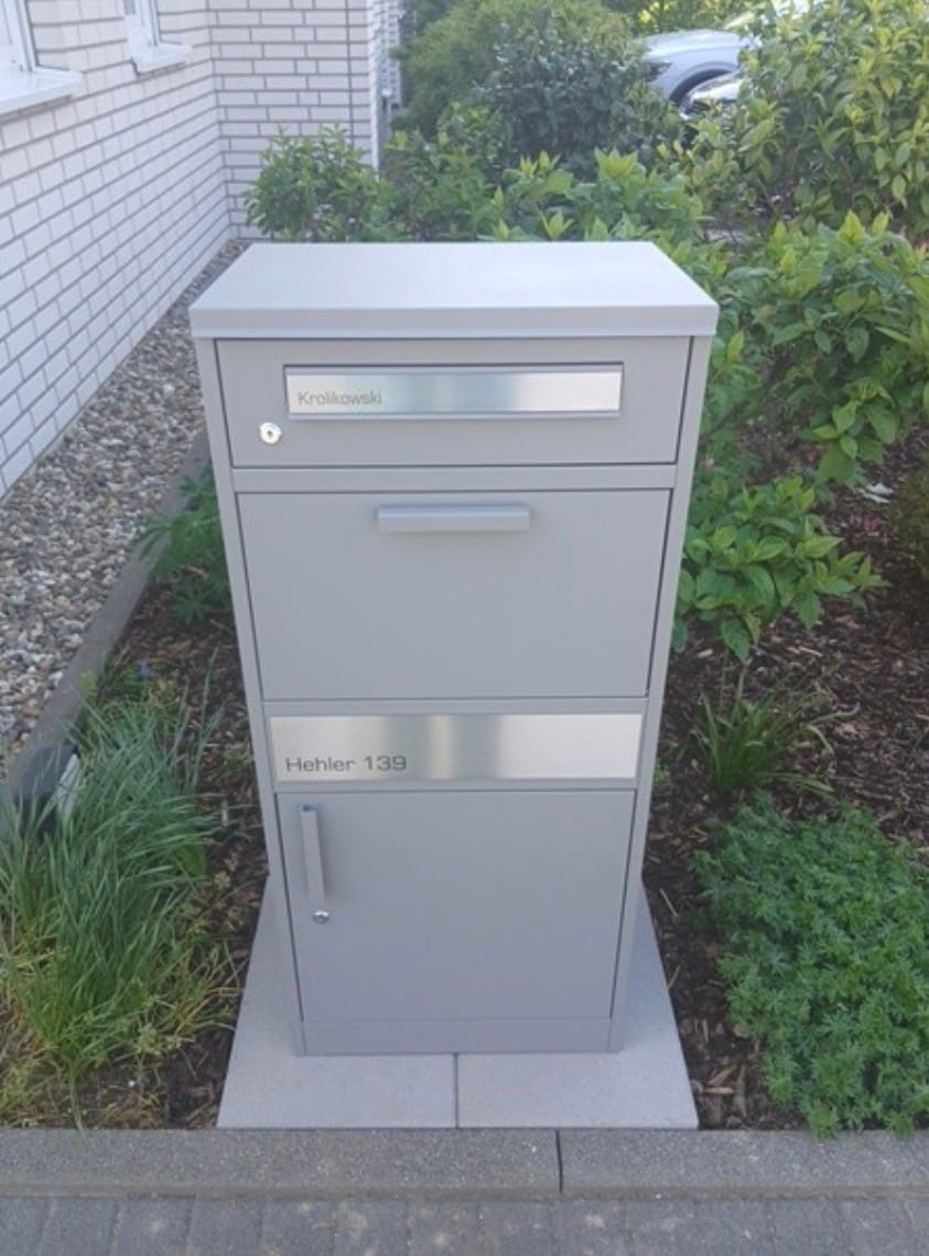 Customer photo review of Paketbox PB1 mit Briefkasten | graualuminium - RAL9007 | personalisiert mit Edelstahl-Schild
