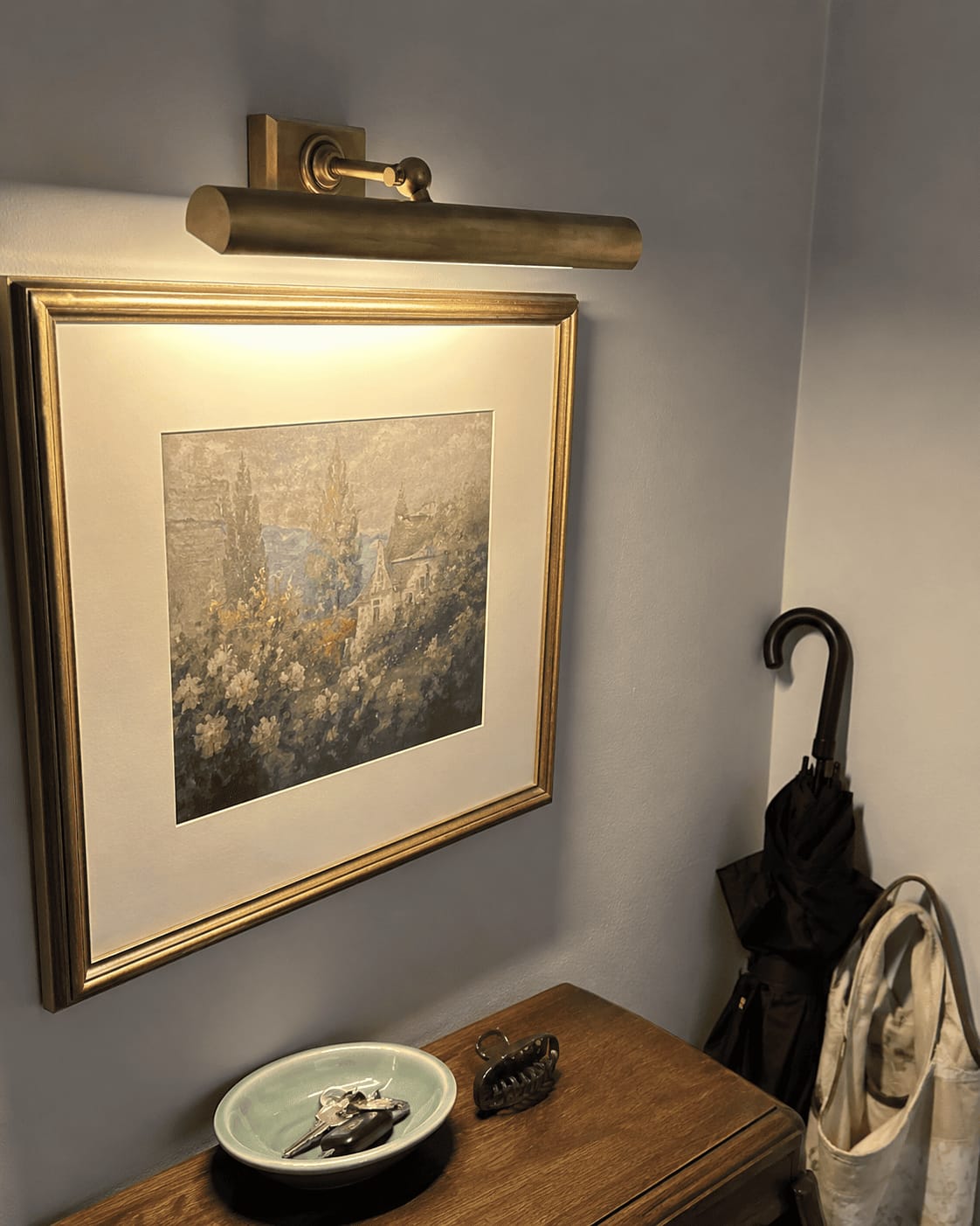 Customer photo review of Aurelian Cabinet Picture Light