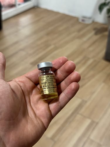 Cliente sosteniendo en la mano un vial de Boldenona 250 l Landerlan.