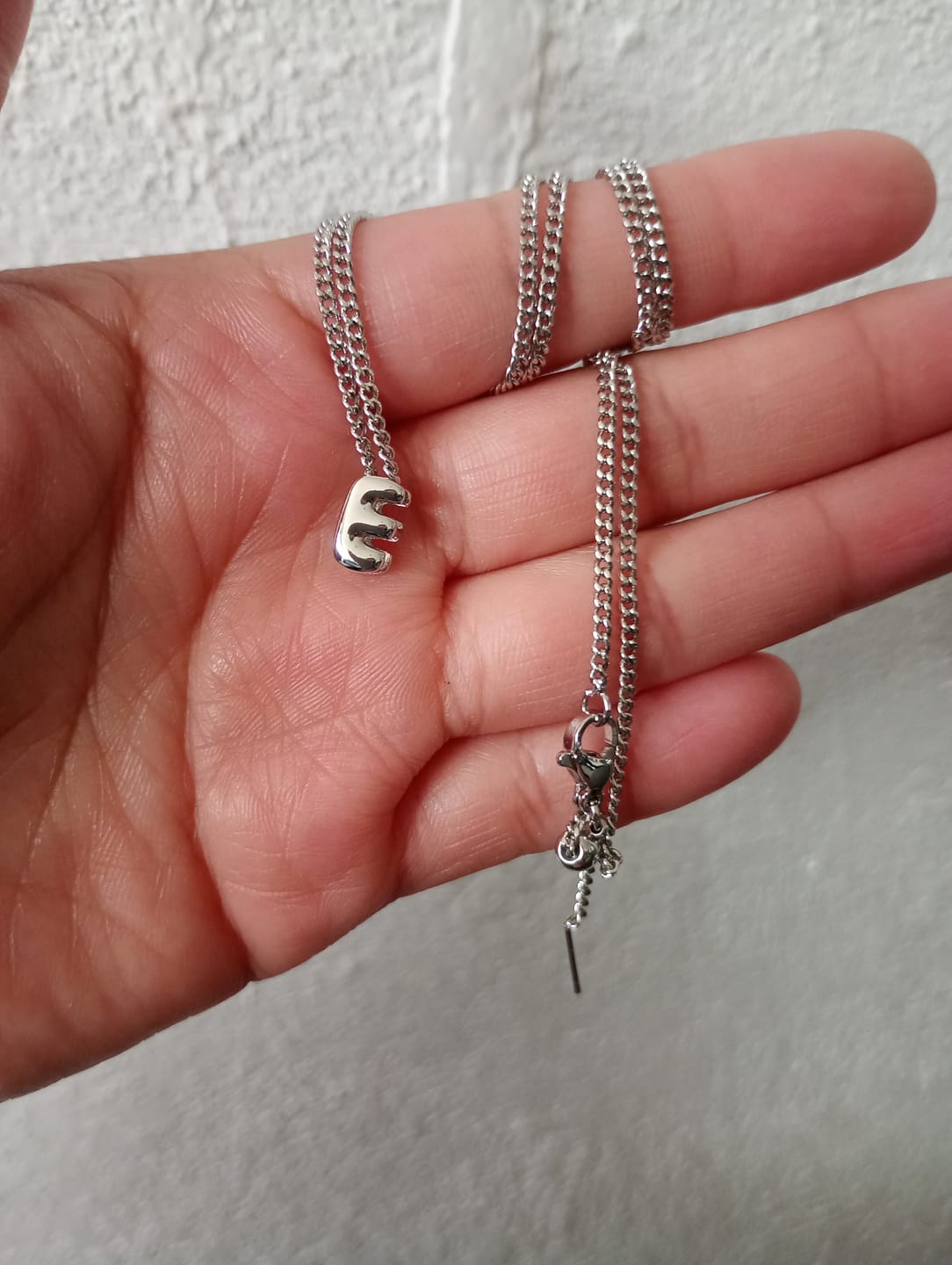 Customer photo review of Collar Plateado Mini Inicial Bubble