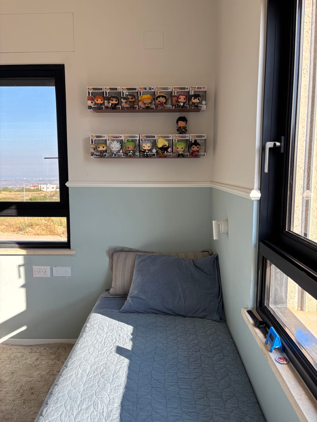 Customer photo review of מדף צף KAV – מדף אלומיניום בעיצוב סקנדינבי נקי