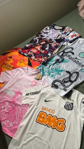 Photo d'un client montrant le maillot Japon anime Spécial, parmi d'autres maillots de football.