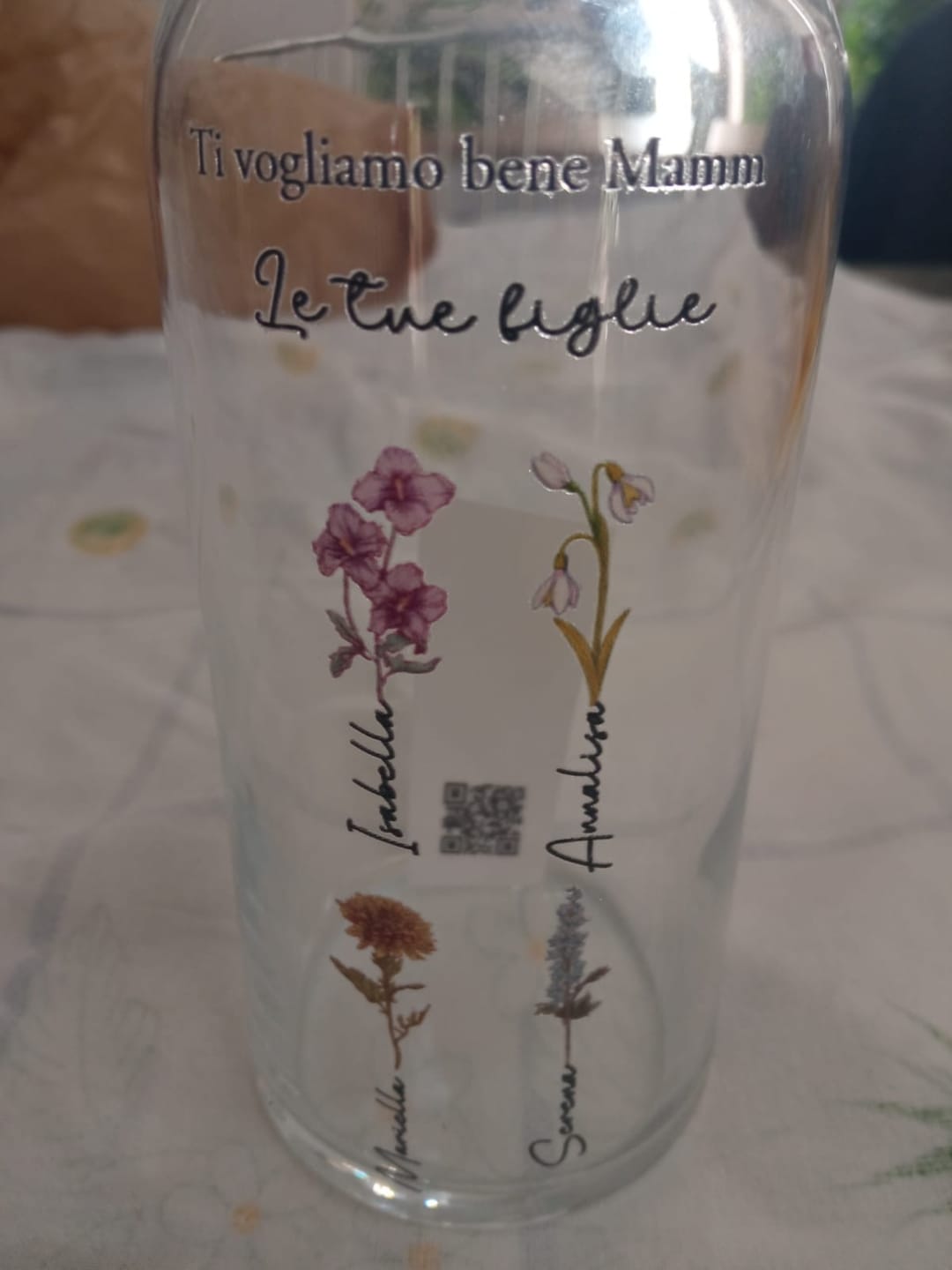 Customer photo review of Il giardino della mamma – Vaso in vetro personalizzato con nome e fiori per mamma e nonna