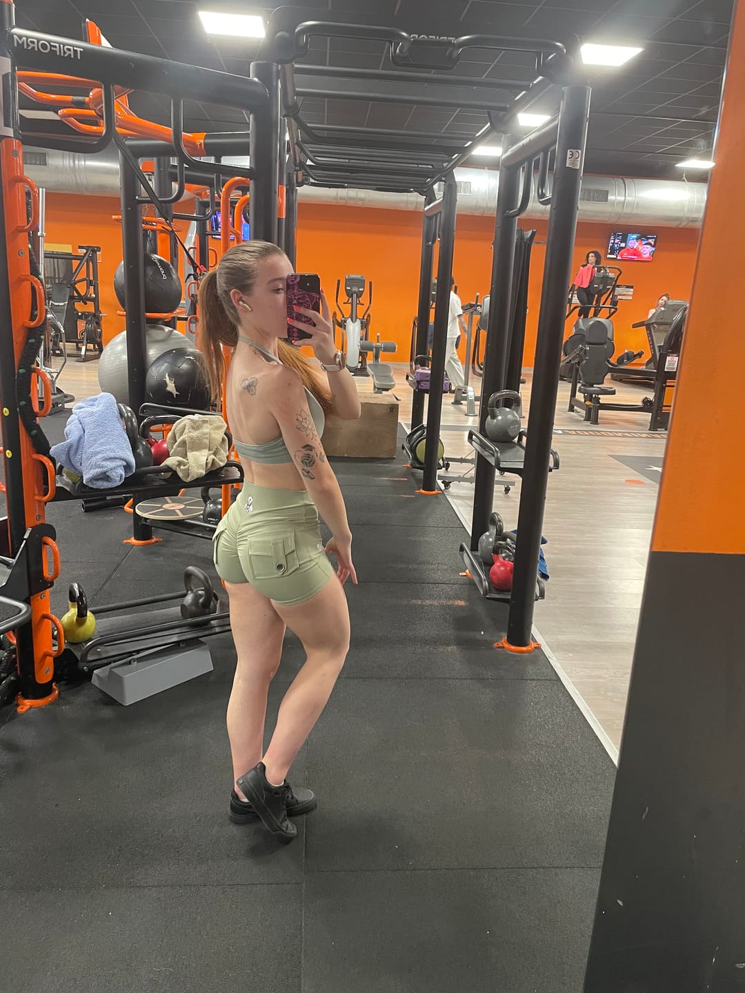 Customer photo review of SHORTS VENUS VERDE SALVIA