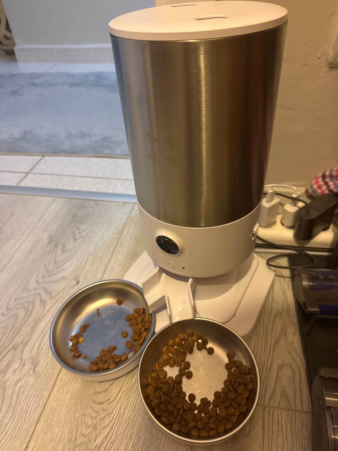 Customer photo review of Akıllı Çelik Mama Kabı (Kameralı) & Çift Kase Kiti | Paslanmaz Çelik Hazneli, Mama Bildirimi, 5L, Çelik, Sesli Görüş Destekli Set