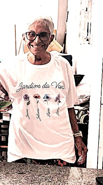Customer photo review of Camiseta JARDIM DA VOVÓ - NOVAS FLORES  | Presente para Avó | Algodão 100%