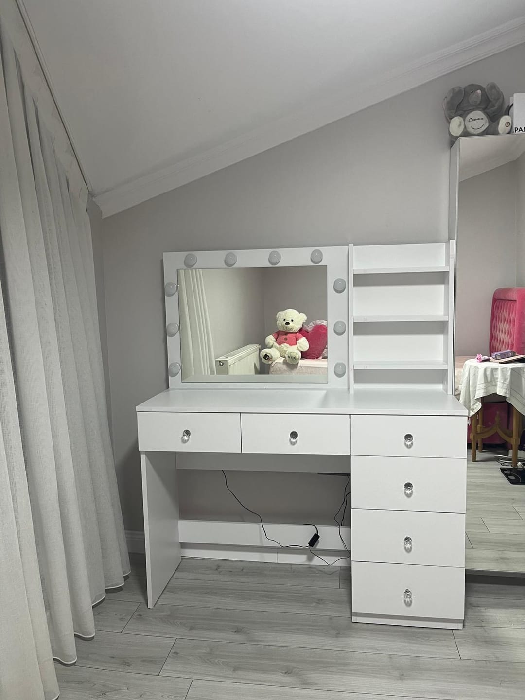 Customer photo review of Rani BJ127 Hollywood Işıklı Aynalı Kulis Makyaj Masası 6 Çekmeceli Takı Düzenleyici Beyaz