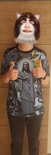 Un client portant le Maillot 24/25 Brésil Noir Spécial avec son design graphique, faisant un pouce en l'air des deux mains.