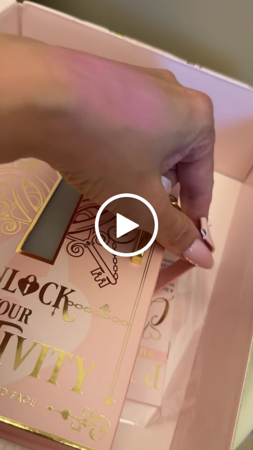 Customer video review of Unlock Your Creativity Rainbow Eyeshadow Palette