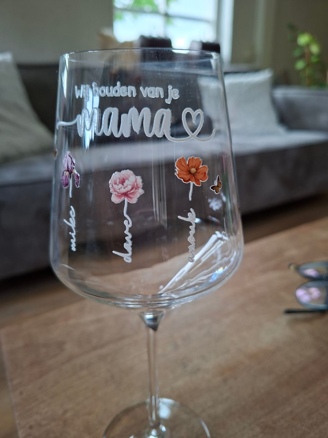Customer photo review of Mama's tuin – Gepersonaliseerd wijnglas met geboortebloemen voor mama en oma