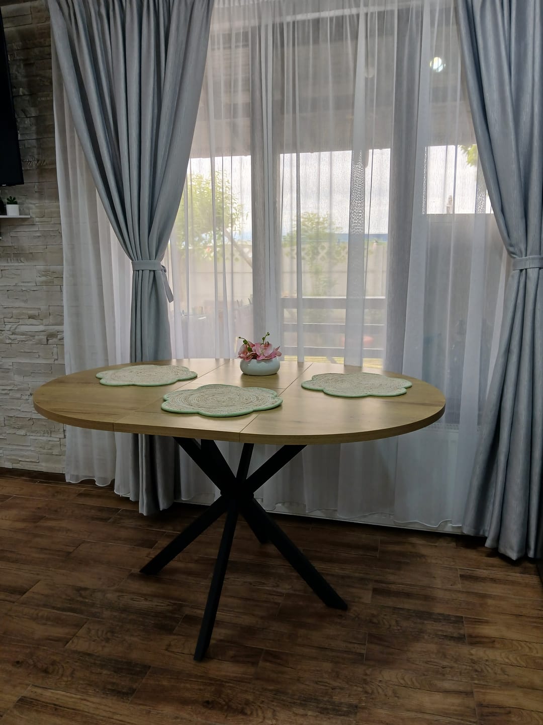 Customer photo review of Masa extensibila pentru sufragerie GASTON, stejar/negru, 100/135x100x75 cm
