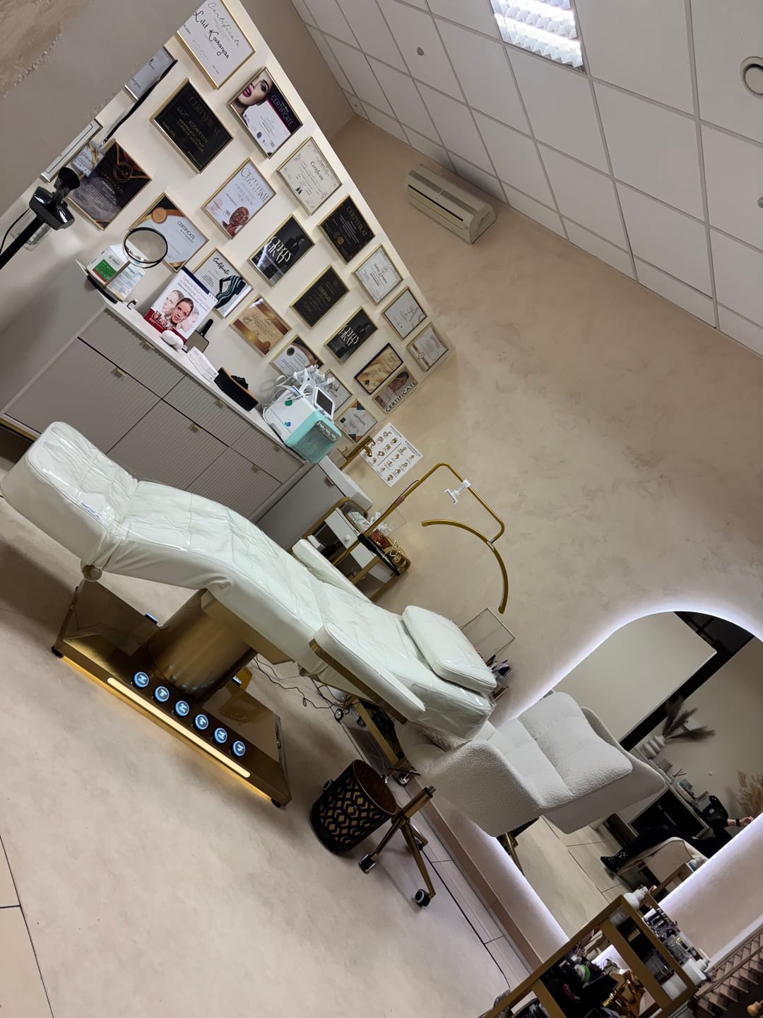 Customer photo review of Manufakturo Saphir version B Electric Salon Bed with Dual Controls Creamy