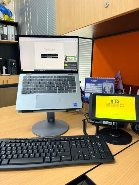 Customer photo review of Soporte Giratorio Premium para Laptop