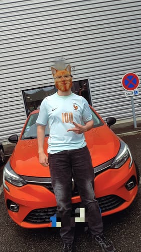 Client portant le Maillot 2026 France Extérieur, montrant le numéro 100 sur le devant.