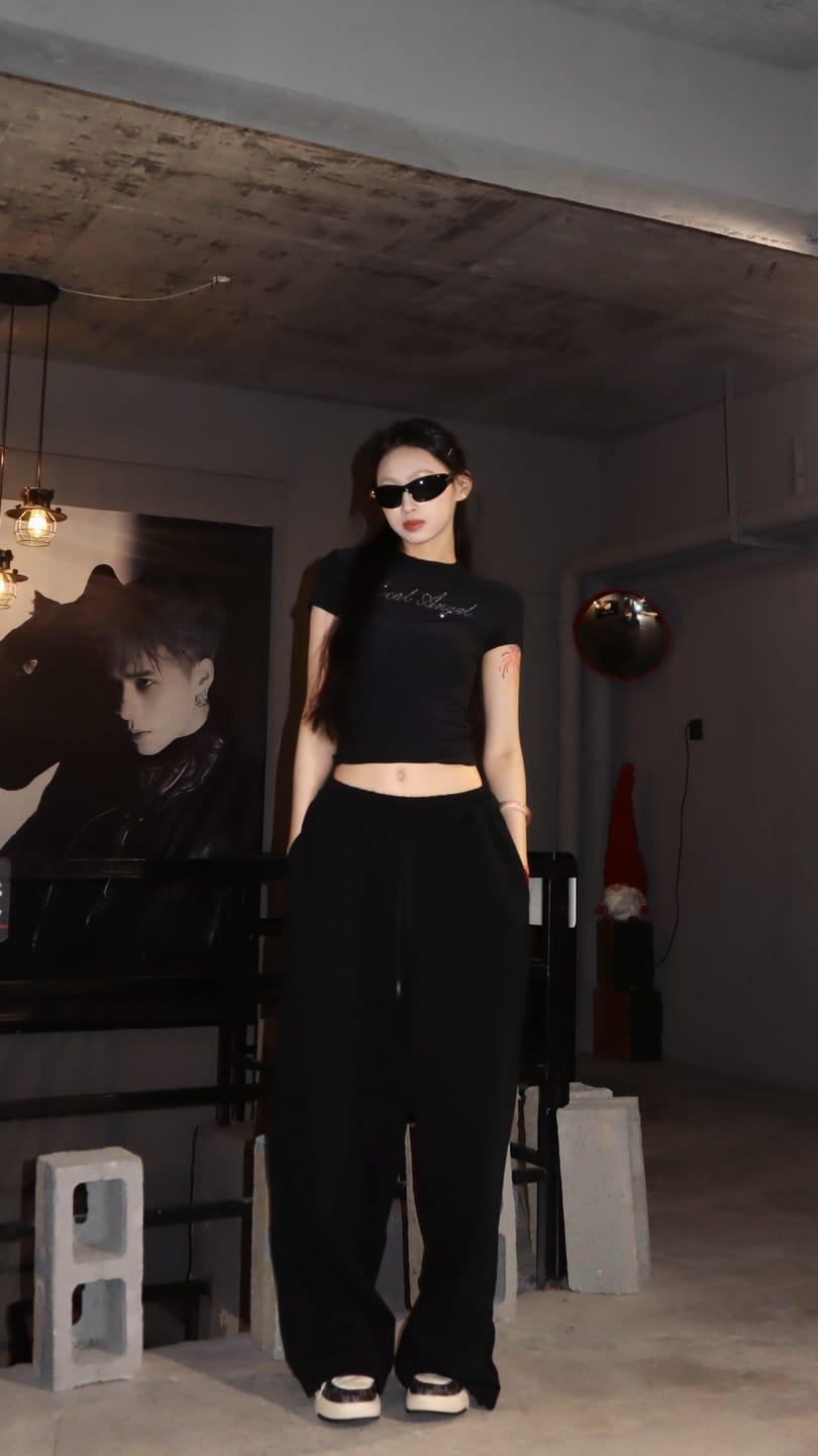 Customer photo review of ROVENTE Soft-Fleece Wide-Leg Sweatpants
