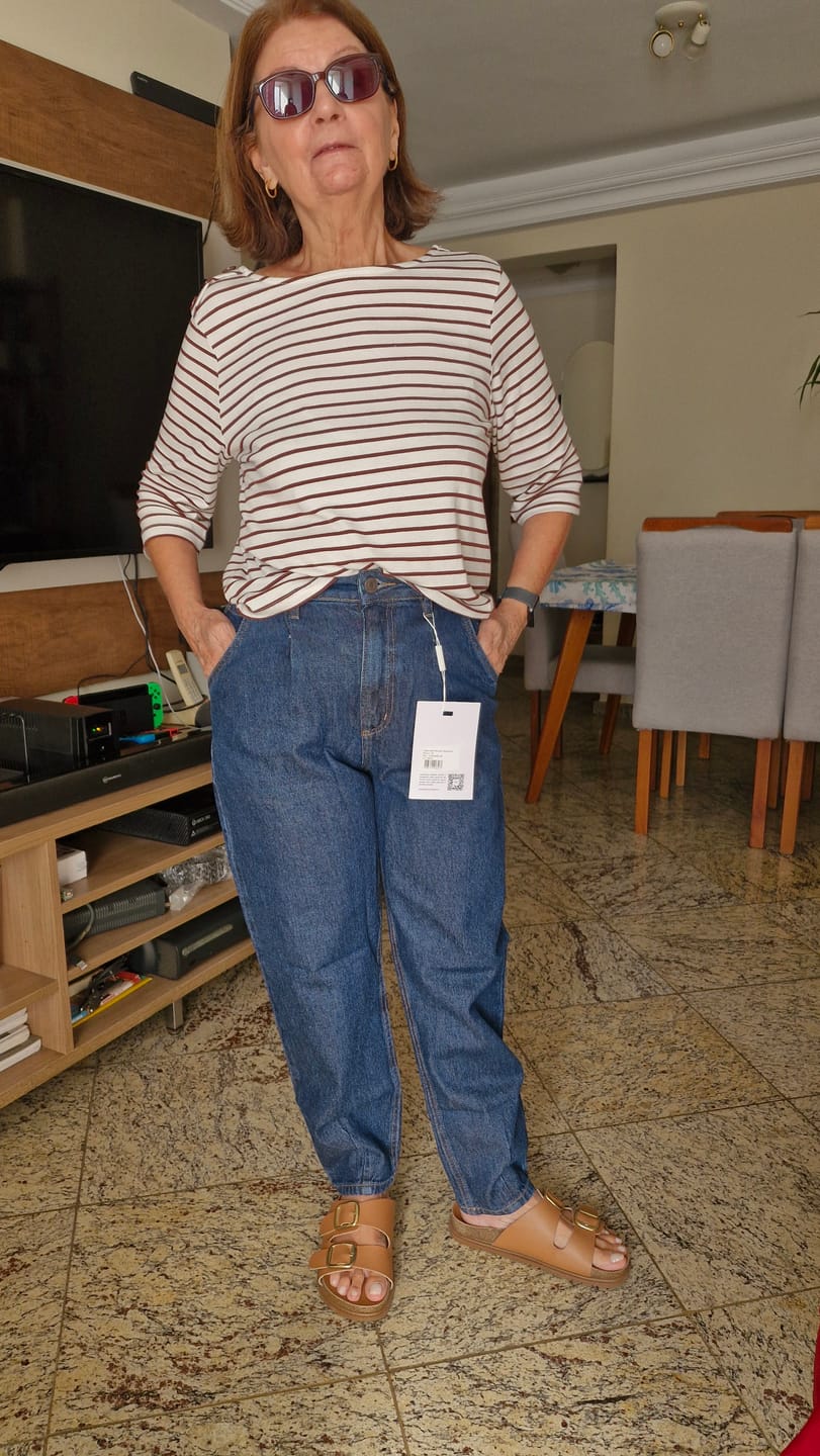Customer photo review of Calça Jeans Slouchy Cacau Azul Escuro