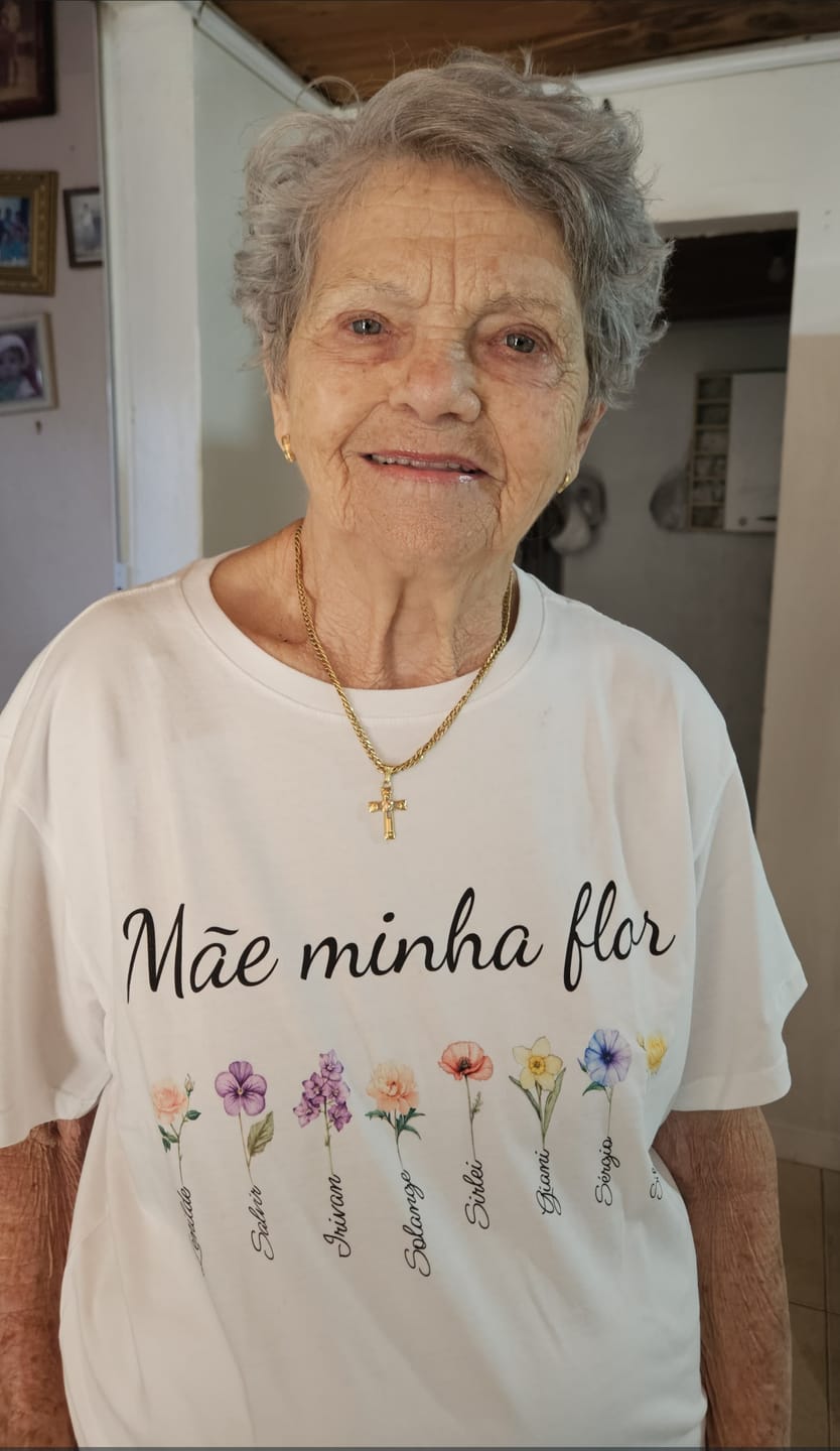 Customer photo review of Camiseta JARDIM DA VOVÓ - NOVAS FLORES  | Presente para Avó | Algodão 100%