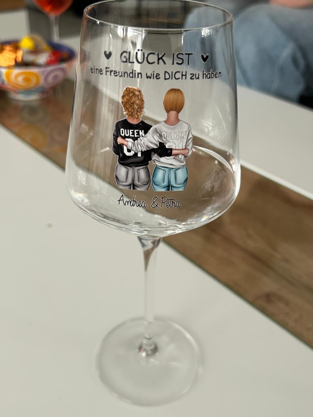 Customer photo review of Besties für immer - Personalisiertes Weinglas für Besties mit Illustration
