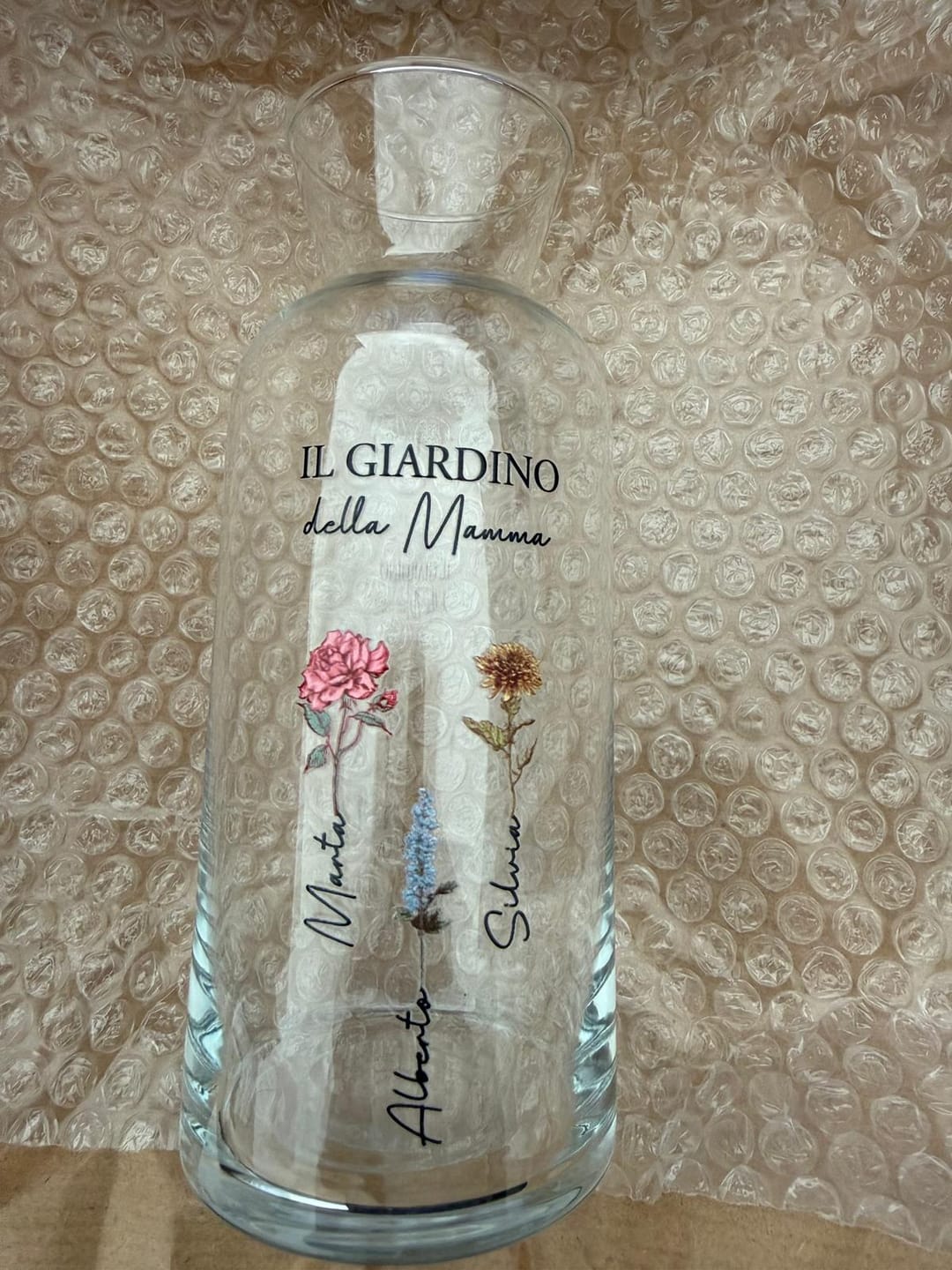Customer photo review of Il giardino della mamma – Vaso in vetro personalizzato con nome e fiori per mamma e nonna