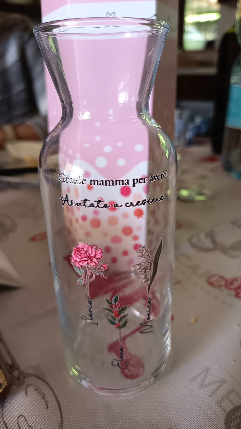 Customer photo review of Il giardino della mamma – Vaso in vetro personalizzato con nome e fiori per mamma e nonna