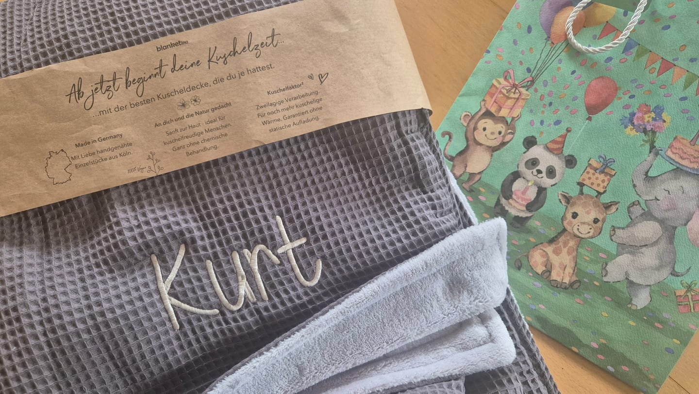 Customer photo review of Kuscheldecke "Vollkommen" Grau · Gletschergrau