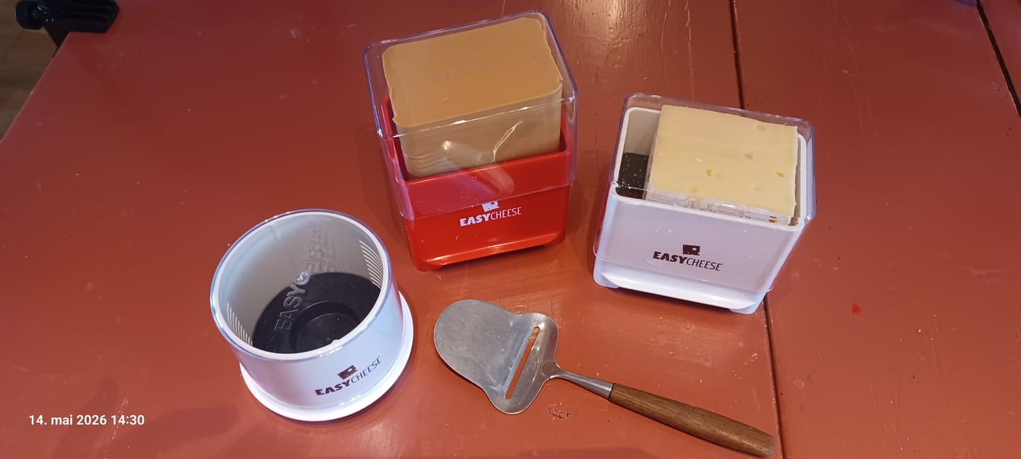 Customer photo review of EasyCheese® Osteklokke Original - Limited Edition Rød