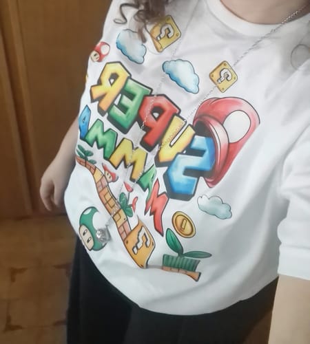 Rezensentin trägt das personalisierbare weiße T-Shirt 'Super Mamma'.