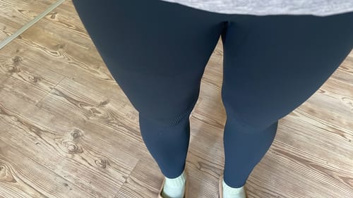 Kundin zeigt die eng anliegende Passform der dunklen Tofana Leggings.