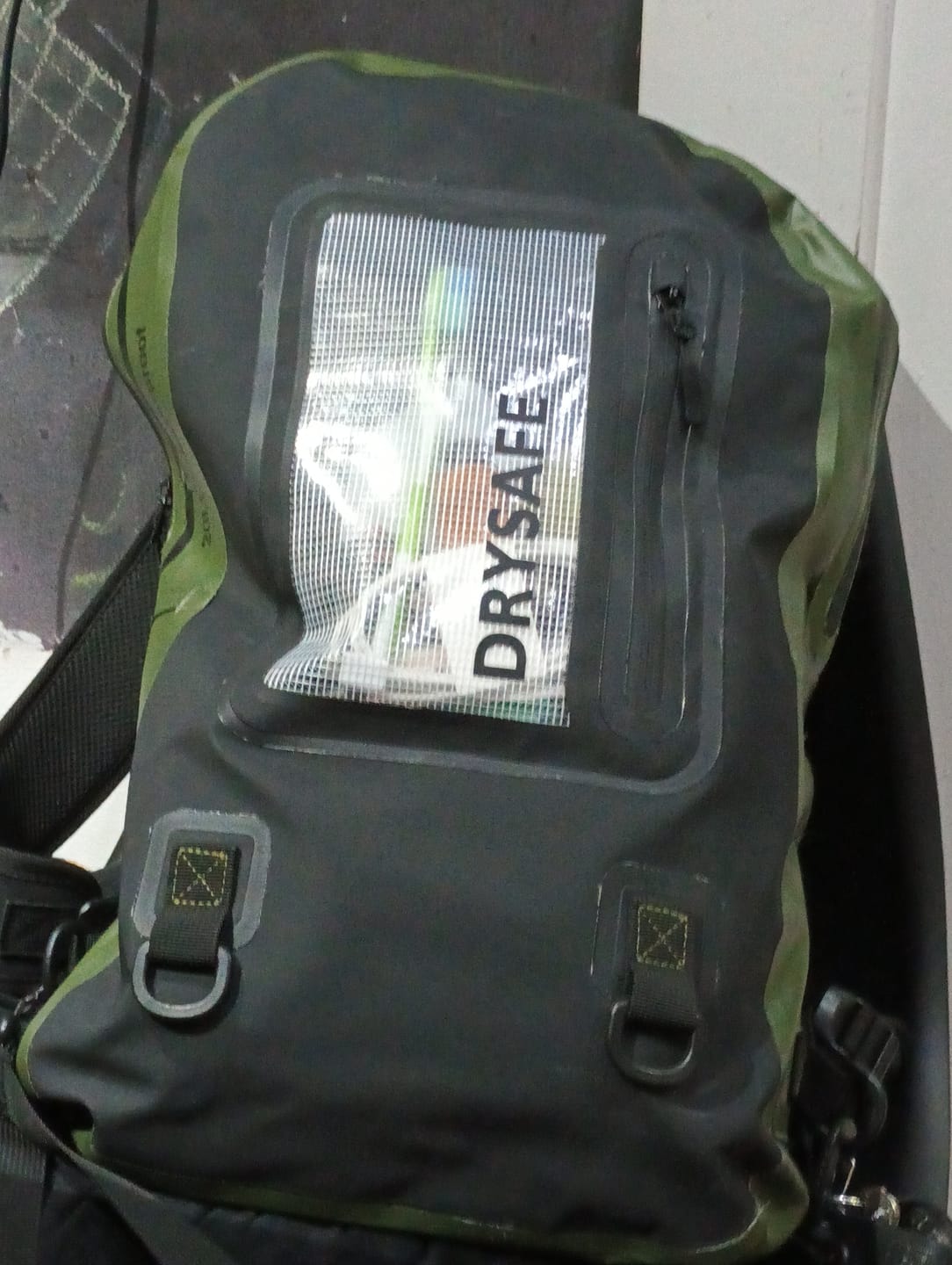 Customer photo review of Mochila Outdoor PUKEM 20 Lts c/porta notebook DRYSAFE  Verde Militar