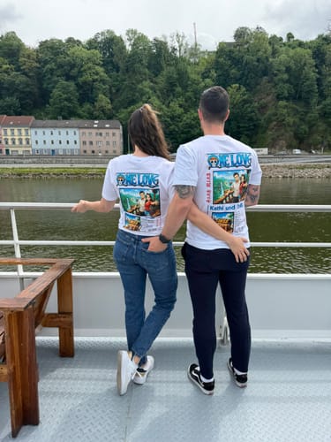 Rezensenten tragen passende weiße 'One Love' T-Shirts und zeigen den personalisierten Aufdruck auf dem Rücken.