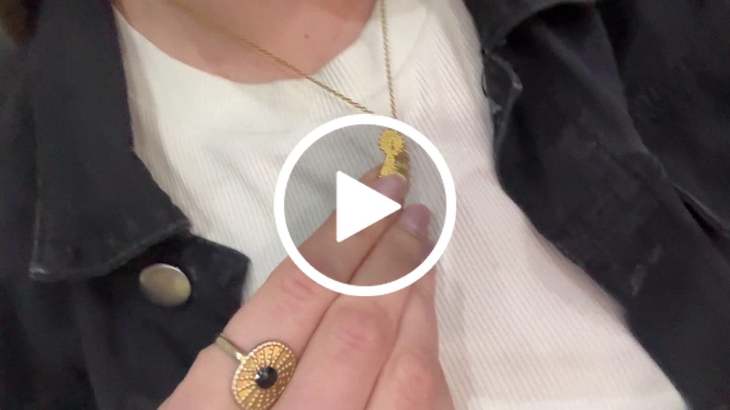 Customer video review of Collar Virgen del Pilar
