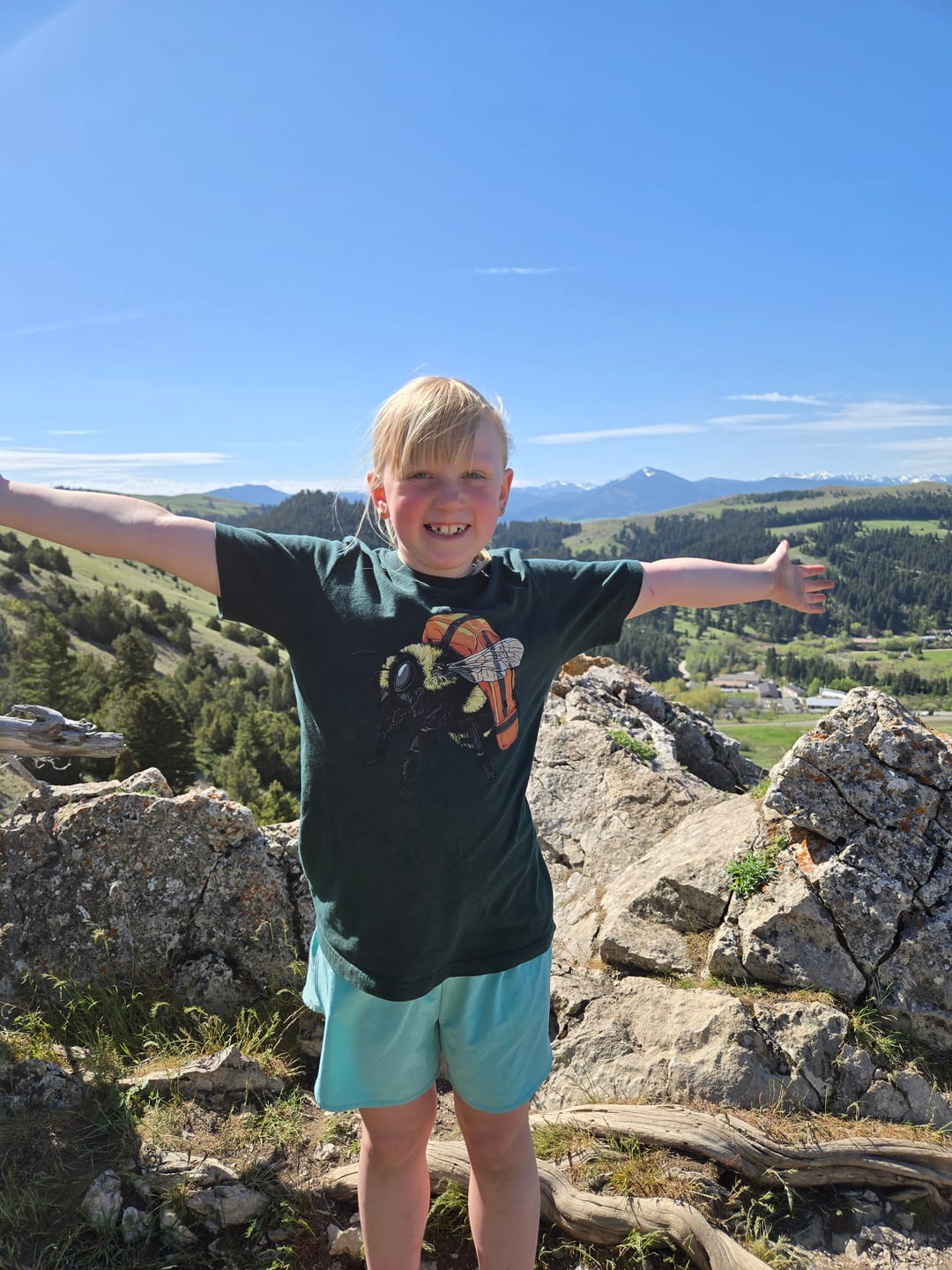 Κριτική με φωτογραφία πελάτη για το T-Shirt Bee Backpacker Kids